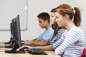 Das Berufsorientierungsjahr soll Schulabgängern ohne Ausbildungsplatz helfen, einen Einstieg ins Berufsleben zu finden Junge Leute sitzen vor Computern
