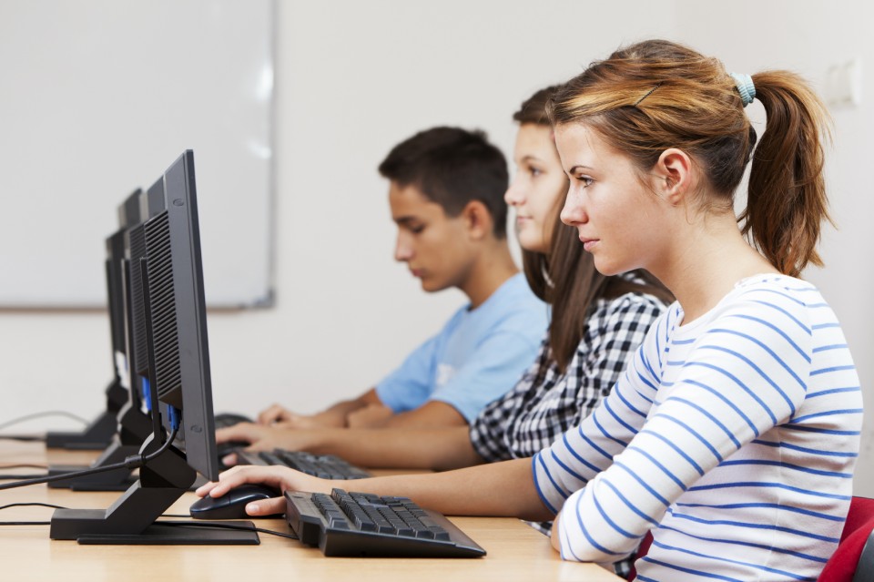 Junge Leute sitzen vor Computern
