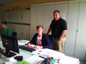 Marvin an seinem Ausbildungplatz Marvin Kirchhöfer an seinem Schreibtisch mit seinen Ausbilder