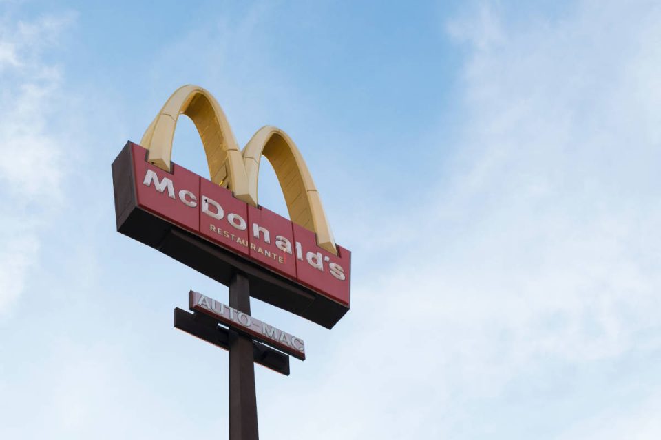 McDonalds Schild vor blauem Himmel