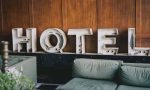 Hotelschild an der Wand