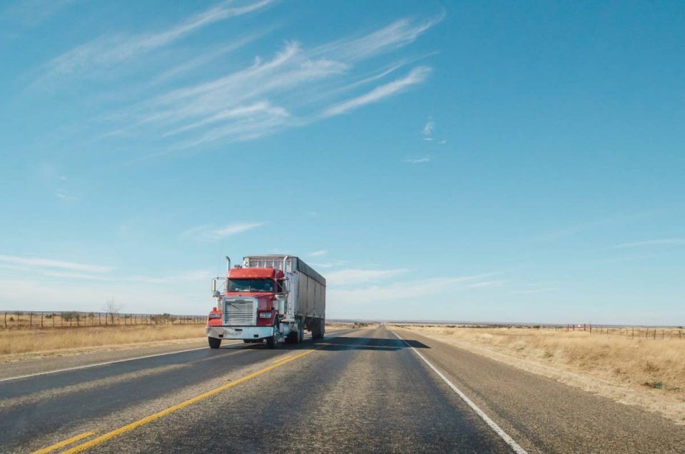 LKW auf Straße im Nirgendwo