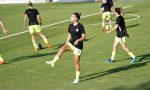 weiblicher Fußballclub auf dem Rasen