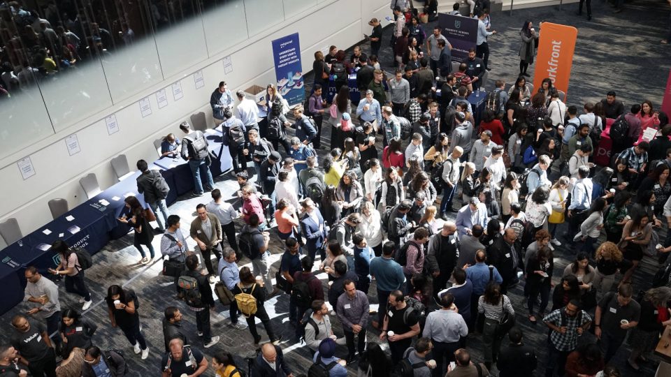 Menschen stehen in großem Saal
