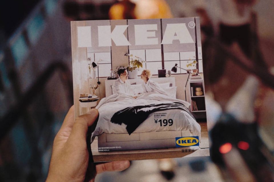 Person hält IKEA Magazin in der Hand