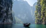 Boot auf Meer zwischen Felsen in Thailand