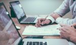 Männer am Tisch mit ihren Laptops
