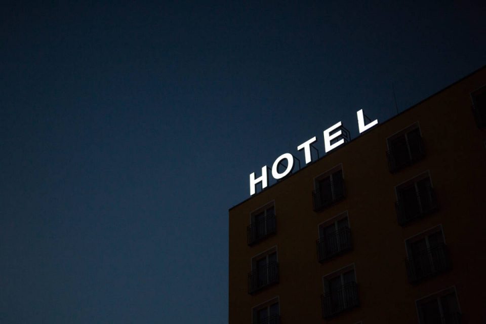 Hotelschild im dunkeln