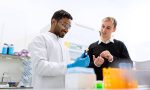 Zwei Männer stehen in Chemie-Labor