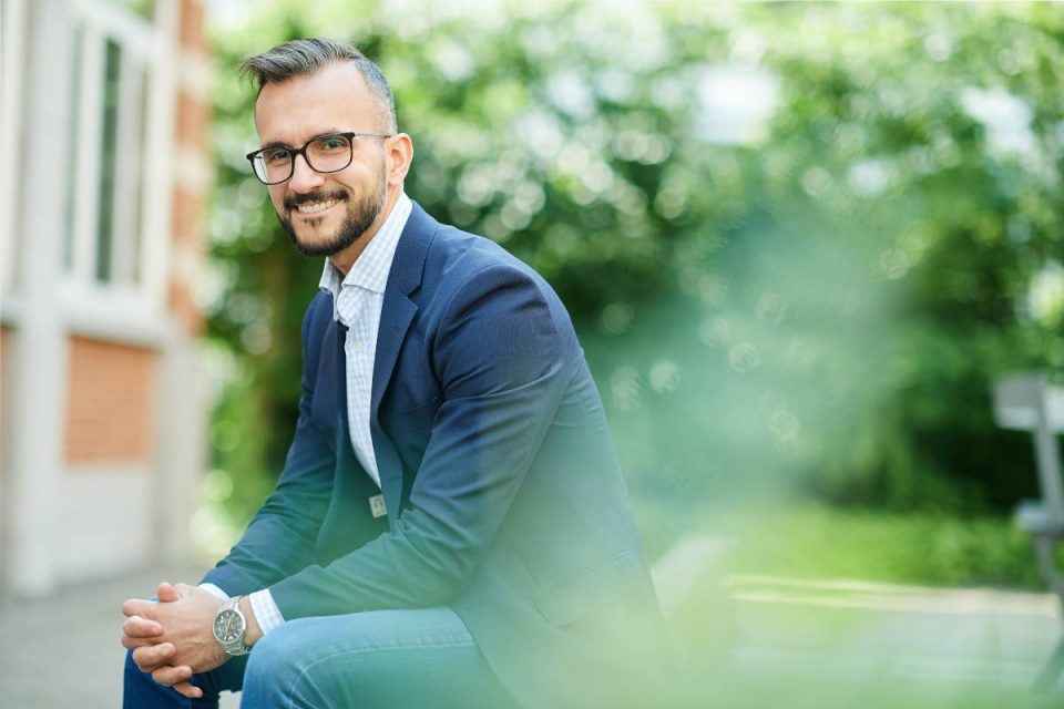 Mann im Anzug lächelt in die Kamera