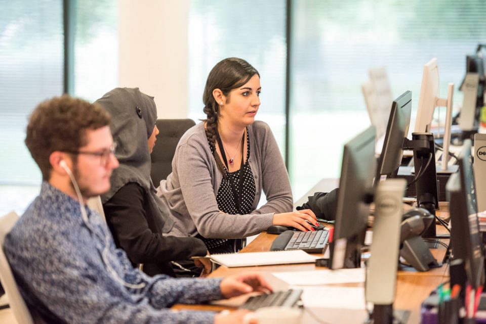 Personen arbeiten in Büro an Computern