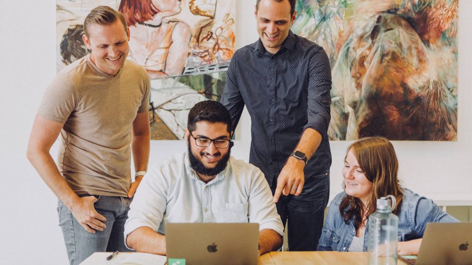 Junge Menschen vor einem Laptop