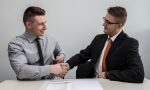 Zwei Männer in Anzug geben sich die Hand