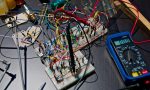 Elektrik liegt auf einem schwarzen Tisch