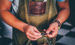 Handwerker hält schwarze Metallrahmen