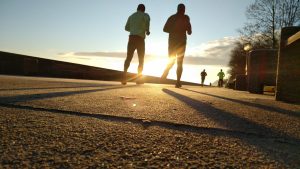 Jogger auf einer Promenade