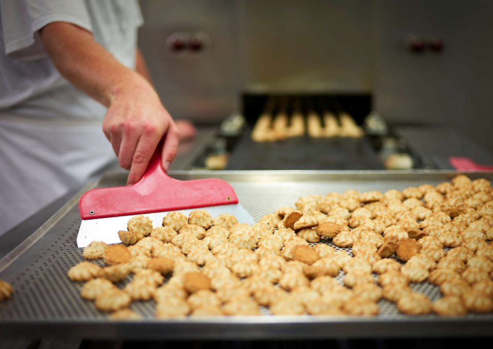 Süßwarentechnologe produziert Kekse